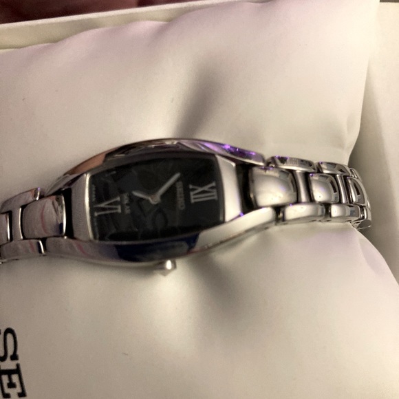 NWT Women’s Seiko silver watch